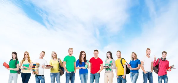 Grote groep tienerstudenten. Veel verschillende mensen staan samen. School, onderwijs, hogeschool, universitair concept. — Stockfoto