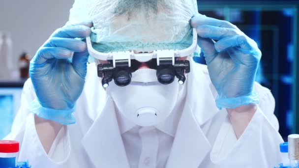Professionele wetenschapper werkt aan een vaccin in een modern wetenschappelijk onderzoekslaboratorium. Genetische ingenieur werkplek. Toekomstige technologie en wetenschap. — Stockvideo