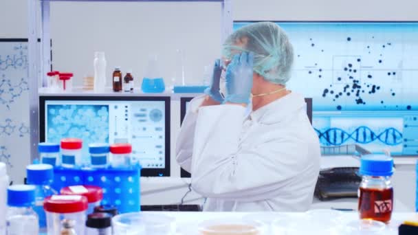 Професійний вчений працює над вакциною в сучасній науково-дослідній лабораторії. Робоче місце генетичного інженера. Майбутні технології та наука . — стокове відео