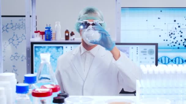 Επαγγελματίας επιστήμονας εργάζεται σε ένα εμβόλιο σε ένα σύγχρονο εργαστήριο επιστημονικής έρευνας. Στο χώρο εργασίας των γενετιστών. Μελλοντική τεχνολογία και επιστήμη. — Αρχείο Βίντεο