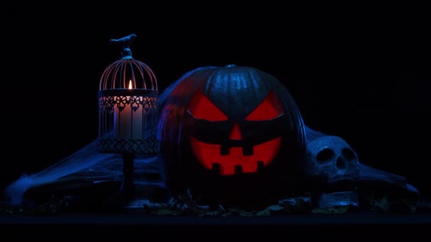 Skrattande pumpa och en gammal skalle med mörk bakgrund. Halloween, häxeri och magi. — Stockvideo