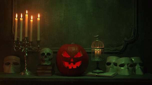 Abóbora assustadora e crânio velho na antiga lareira gótica. Halloween, bruxaria e magia. — Vídeo de Stock