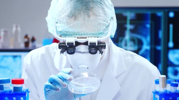 전문적 인 과학자들은 현대 과학 연구 실험실에서 백신을 개발하고 있다. 유전 공학자의 직장. 미래의 기술 과 과학. — 비디오
