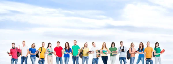 Stor grupp tonårsstudenter. Många olika människor står tillsammans. Skola, utbildning, högskola, universitetskoncept. — Stockfoto