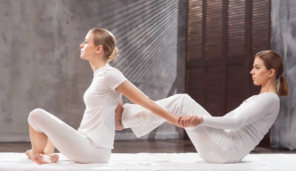 Masseur professionnel faisant massage thaï. Thérapeute fait des exercices d'étirement du corps au client dans un spa traditionnel. Concept de bien-être et soins de santé. — Photo