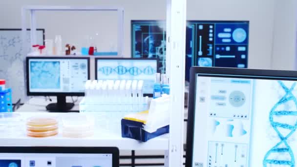 Επαγγελματίας επιστήμονας εργάζεται σε ένα εμβόλιο σε ένα σύγχρονο εργαστήριο επιστημονικής έρευνας. Στο χώρο εργασίας των γενετιστών. Μελλοντική τεχνολογία και επιστήμη. — Αρχείο Βίντεο