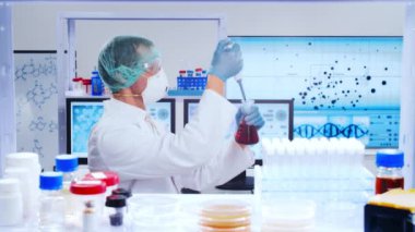 Profesyonel bilim adamı modern bir bilimsel araştırma laboratuvarında aşı üzerinde çalışıyor. Genetik mühendisliği işyeri. Gelecekteki teknoloji ve bilim.