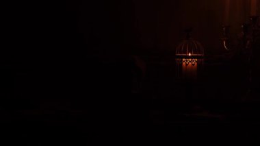 Gizemli Cadılar Bayramı natürmort geçmişi. Kafatası, mumlu şamdan, eski şömine. Korku ve cadılık..