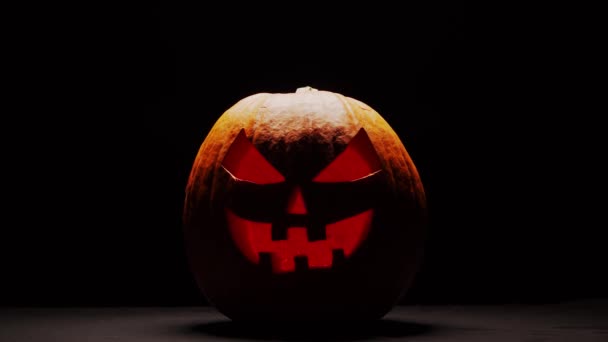 Przerażająca dynia na ciemnym tle. Halloween, czary i magia. — Wideo stockowe