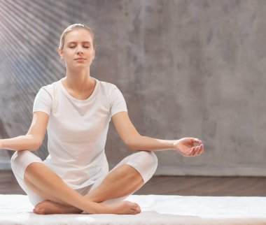 Profesyonel masör Tayland masajı yapıyor. Terapist müşteriye geleneksel bir kaplıcada vücut esnetme egzersizleri yapıyor. Sağlık ve sağlık hizmetleri kavramı.