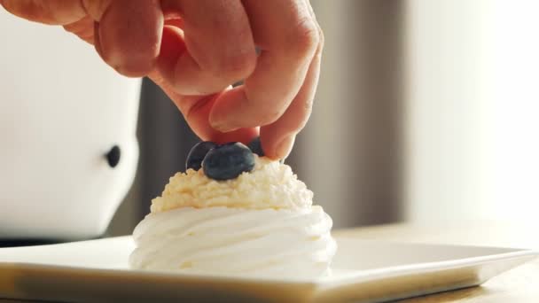 Young prépare un dessert meringue dans une cuisine moderne. Il prépare à manger à la maison. Cuisiner des aliments sains. — Video