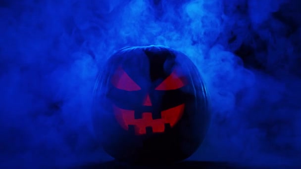 Effrayante citrouille riante sur un fond sombre. Halloween, sorcellerie et magie. — Video