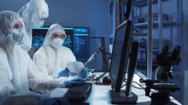 Profesyonel mühendis grubu, teknoloji ve bilgisayar yazılımlarını kullanarak gelecekteki bir laboratuvarda modern bir mikroişlemci geliştiriyor. İcatlar ve bilim konsepti.