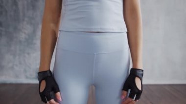 Spor giyimli genç ve sportif kız sanal gerçeklik kaskı kullanarak evde egzersiz yapıyor. Formda ve narin sarışın kadın spor ve spor için geliyor. Sağlık sigortası, yağ yakma ve sağlık..