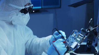 Profesyonel mühendis, teknoloji ve bilgisayar yazılımlarını kullanarak gelecekteki bir laboratuvarda modern bir mikroişlemci geliştiriyor. İcatlar ve bilim konsepti.