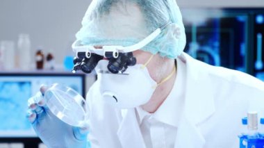 Profesyonel bilim adamı modern bir bilimsel araştırma laboratuvarında aşı üzerinde çalışıyor. Genetik mühendisliği işyeri. Gelecekteki teknoloji ve bilim.