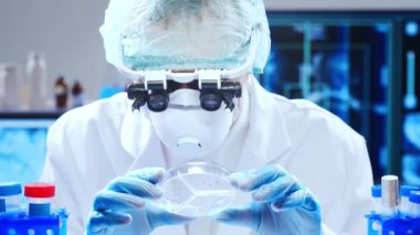 Profesyonel bilim adamı modern bir bilimsel araştırma laboratuvarında aşı üzerinde çalışıyor. Genetik mühendisliği işyeri. Gelecekteki teknoloji ve bilim.