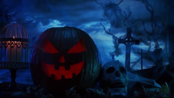 Abóbora risonha assustadora e um velho crânio sobre o assustador fundo do cemitério gótico. Halloween, bruxaria e magia. — Vídeo de Stock