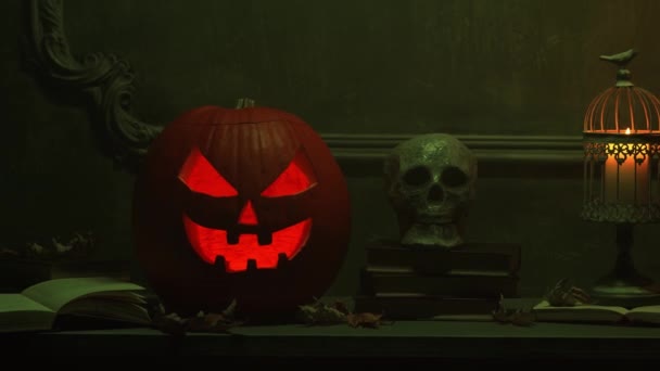 Enge lachende pompoen en oude schedel op oude gotische open haard. Halloween, hekserij en magie. — Stockvideo