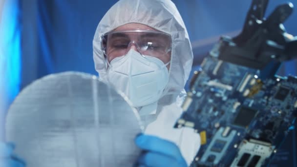 Profesjonalny inżynier opracowuje nowoczesny mikroprocesor w futurystycznym laboratorium wykorzystującym technologię i oprogramowanie komputerowe. Wynalazki i koncepcja nauki. — Wideo stockowe