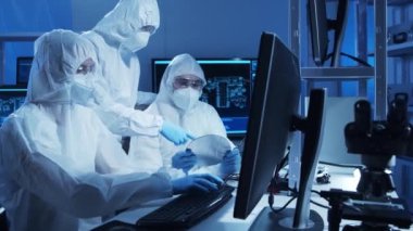 Profesyonel mühendis grubu, teknoloji ve bilgisayar yazılımlarını kullanarak gelecekteki bir laboratuvarda modern bir mikroişlemci geliştiriyor. İcatlar ve bilim konsepti.