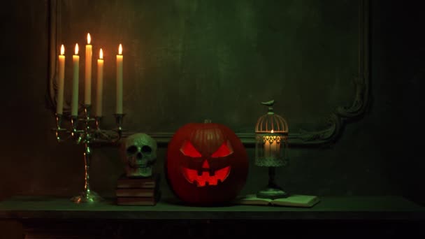 Korkunç gülen balkabağı ve eski kafatası antik gotik şöminede. Cadılar Bayramı, büyücülük ve sihir. — Stok video