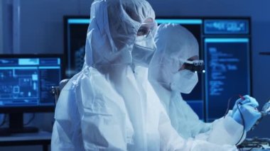 Profesyonel mühendis grubu, teknoloji ve bilgisayar yazılımlarını kullanarak gelecekteki bir laboratuvarda modern bir mikroişlemci geliştiriyor. İcatlar ve bilim konsepti.