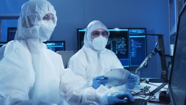 Група професійних інженерів розробляє сучасний мікропроцесор у футуристичній лабораторії з використанням технології та комп'ютерного програмного забезпечення. Винаходи та наукова концепція . — стокове відео
