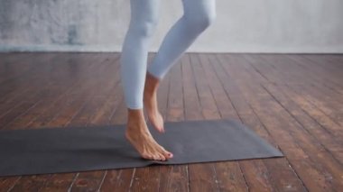 Spor giyimli genç ve sportif kız sanal gerçeklik kaskı kullanarak evde egzersiz yapıyor. Formda ve narin sarışın kadın spor ve spor için geliyor. Sağlık sigortası, yağ yakma ve sağlık..