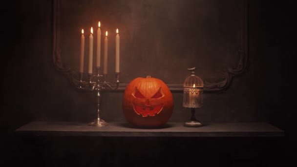 Przerażająca dynia i stara czaszka na starożytnym gotyckim kominku. Halloween, czary i magia. — Wideo stockowe