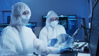 Profesyonel mühendis grubu, teknoloji ve bilgisayar yazılımlarını kullanarak gelecekteki bir laboratuvarda modern bir mikroişlemci geliştiriyor. İcatlar ve bilim konsepti.