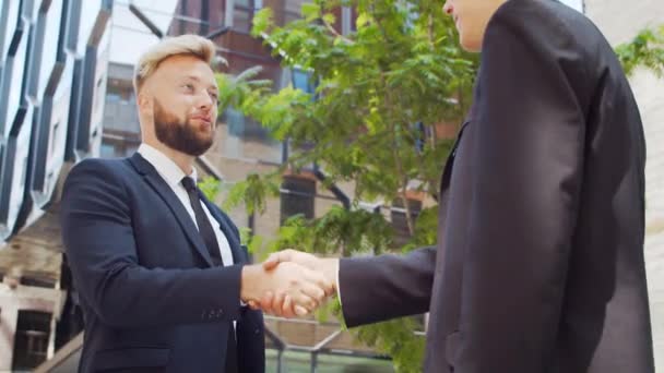 Confident businessman and his colleague in front of modern office building. Financial investors are talking outdoor. Banking and business. — Stock Video