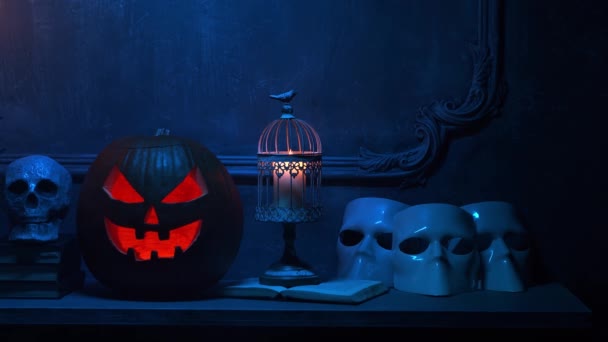 Läskigt skrattande pumpa och gammal skalle på antik gotisk öppen spis. Halloween, häxeri och magi. — Stockvideo