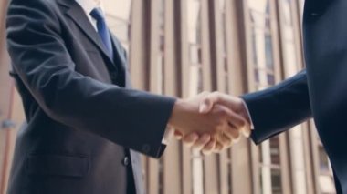 Modern ofis binasının önünde kendinden emin bir iş adamı ve meslektaşı. Finansal yatırımcılar dışarıda konuşuyorlar. Bankacılık ve iş.