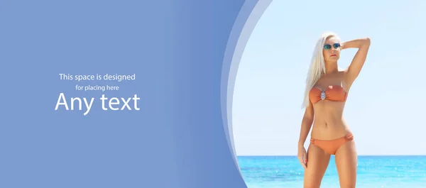 Jonge en mooie blonde vrouw poserend in bikini op het strand. Fit en sexy mode model in badpak. — Stockfoto