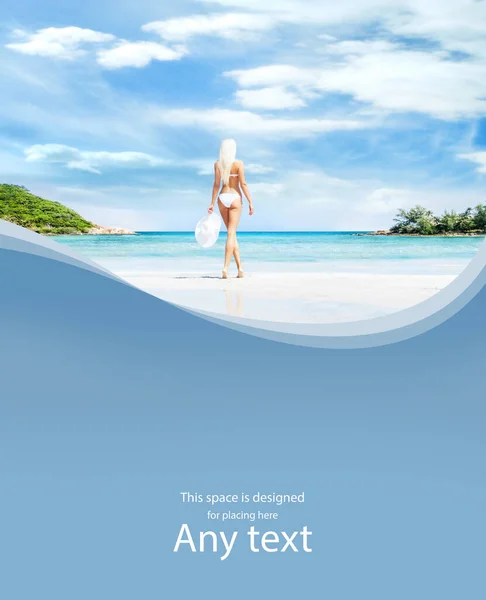 Красивая, молодая и счастливая блондинка, гуляющая по пляжу в белых купальниках. Подходящая и сексуальная модель в бикини. Путешествия и летний курорт. — стоковое фото