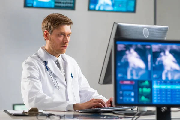 Professzionális orvos, aki számítógépes technológiával dolgozik a kórházi irodában. Gyógyászat, kardiológia és egészségügy. — Stock Fotó