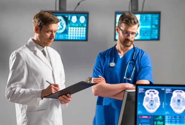 Medici professionisti che lavorano nello studio ospedaliero utilizzando la tecnologia informatica. Medicina, neurochirurgia e sanità. — Foto Stock