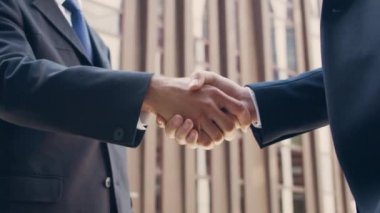 Modern ofis binasının önünde kendinden emin bir iş adamı ve meslektaşı. Finansal yatırımcılar dışarıda konuşuyorlar. Bankacılık ve iş.