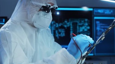 Profesyonel mühendis, teknoloji ve bilgisayar yazılımlarını kullanarak gelecekteki bir laboratuvarda modern bir mikroişlemci geliştiriyor. İcatlar ve bilim konsepti.