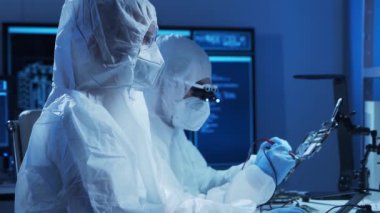 Profesyonel mühendis grubu, teknoloji ve bilgisayar yazılımlarını kullanarak gelecekteki bir laboratuvarda modern bir mikroişlemci geliştiriyor. İcatlar ve bilim konsepti.