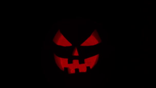 Skrattande pumpa på en mörk bakgrund. Halloween, häxeri och magi. — Stockvideo