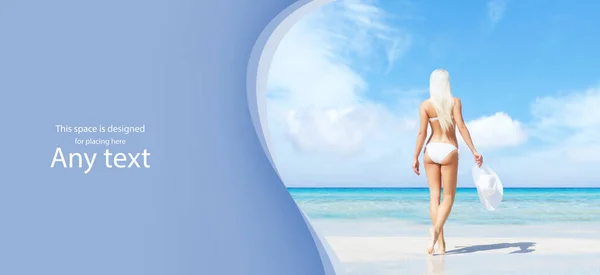Güzel, genç ve mutlu sarışın kadın plajda beyaz mayosuyla yürüyor. Formda ve bikinili seksi bir manken. Seyahat ve yaz tatili. — Stok fotoğraf