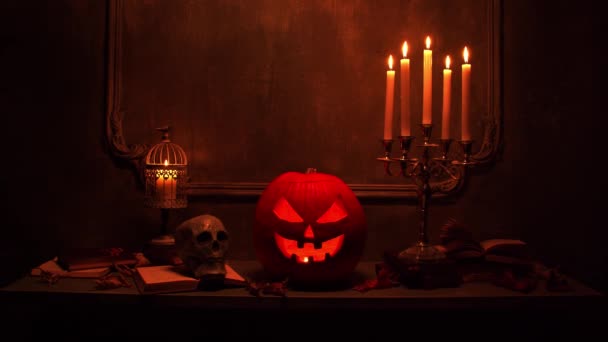 Calabaza riéndose de miedo y viejo cráneo en la antigua chimenea gótica. Halloween, brujería y magia. — Vídeos de Stock