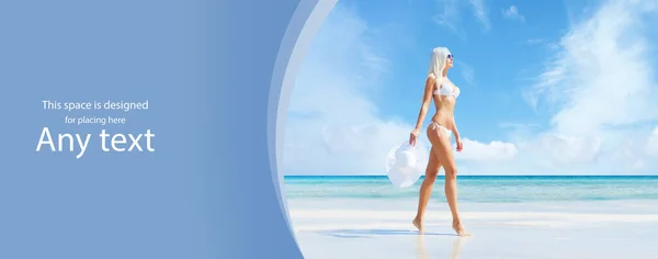Mujer rubia hermosa, joven y feliz caminando en la playa en traje de baño blanco. Ajuste y modelo sexy en bikini. Viajar y resort de verano. — Foto de Stock
