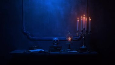 Gizemli Cadılar Bayramı natürmort geçmişi. Kafatası, mumlu şamdan, eski şömine. Korku ve cadılık..