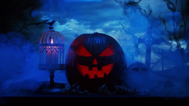 Enge lachende pompoen en een oude schedel over de angstaanjagende gotische begraafplaats achtergrond. Halloween, hekserij en magie. — Stockvideo