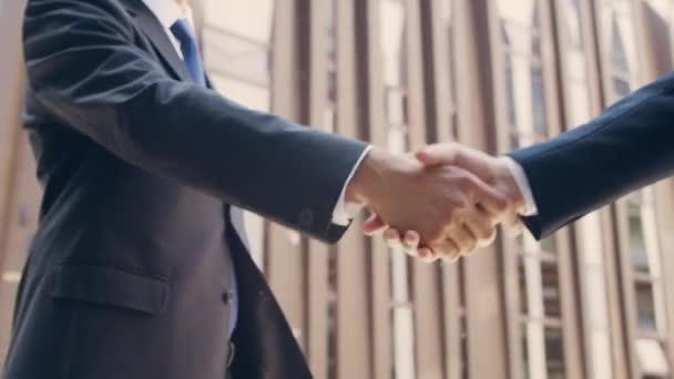 Confident businessman and his colleague in front of modern office building. Financial investors are talking outdoor. Banking and business. — Stock Video