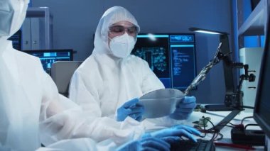 Profesyonel mühendis grubu, teknoloji ve bilgisayar yazılımlarını kullanarak gelecekteki bir laboratuvarda modern bir mikroişlemci geliştiriyor. İcatlar ve bilim konsepti.