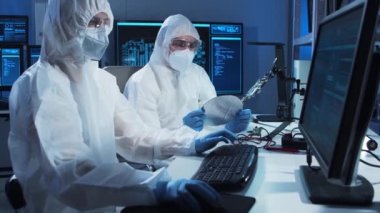 Profesyonel mühendis grubu, teknoloji ve bilgisayar yazılımlarını kullanarak gelecekteki bir laboratuvarda modern bir mikroişlemci geliştiriyor. İcatlar ve bilim konsepti.